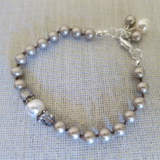 Eleganta platīnkrāsas pērļu rokassprādze